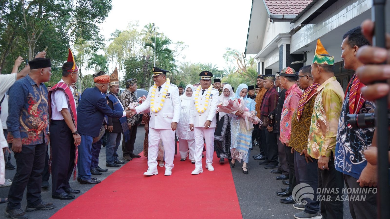 Bupati dan Wakil Bupati Asahan Taufik Zainal Abidin -Rianto, disambut oleh masyarakat Asahan saat kembali dari retret dan akan menjalankan tugasnya memimpin ASahan untuk yang lebih baik. Waspada/Sapriadi