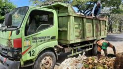 Petugas kebersihan DLH Aceh Besar sedang mengangkut sampah di seputaran jalan Soekarno-Hatta, Darul Imarah Aceh Besar. (Waspada/Ist)