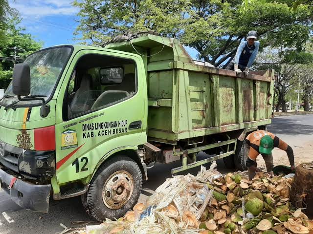 Petugas kebersihan DLH Aceh Besar sedang mengangkut sampah di seputaran jalan Soekarno-Hatta, Darul Imarah Aceh Besar. (Waspada/Ist)