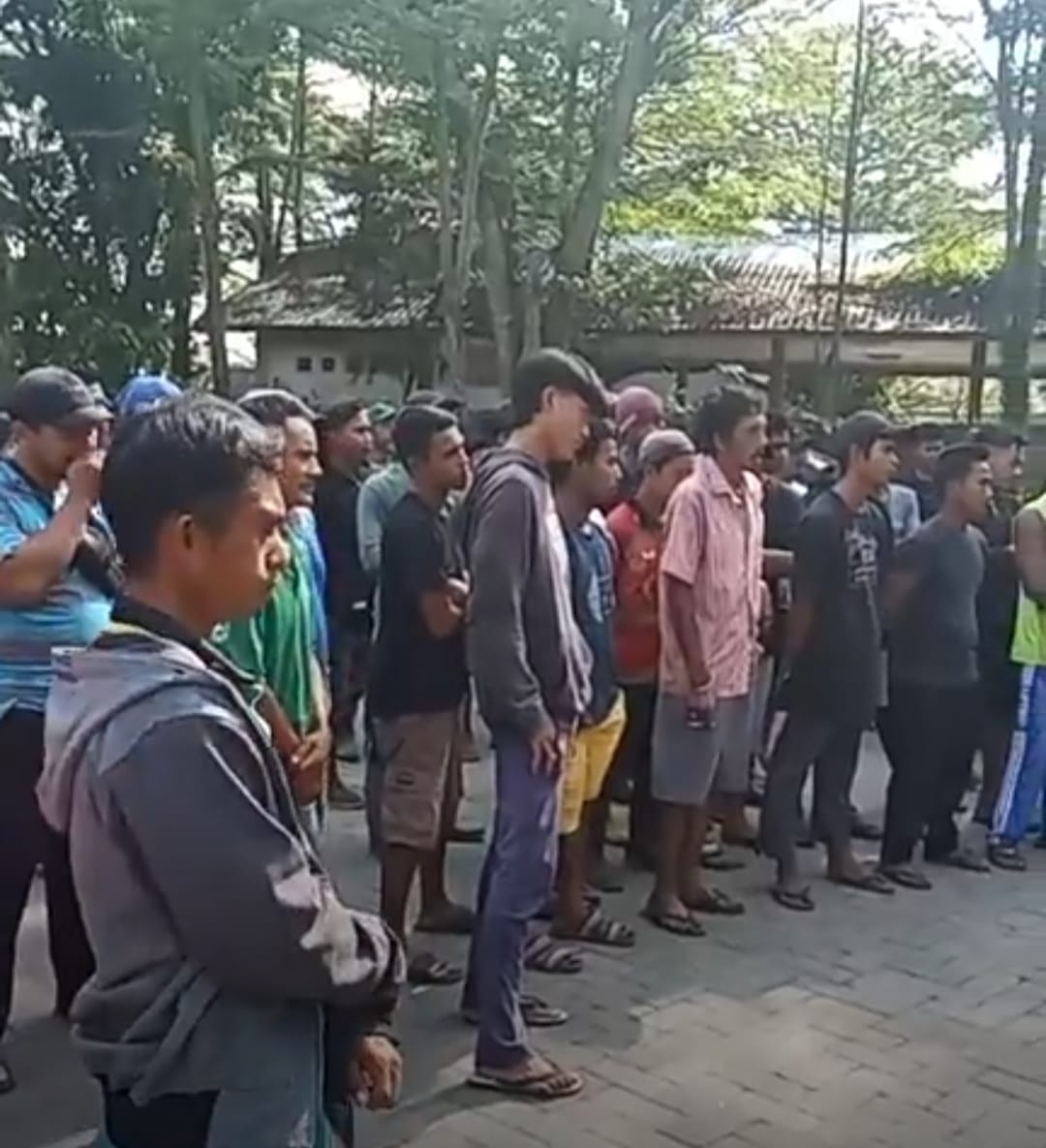 Honorer DLH Binjai demo tuntut dua bulan gaji yang tak kunjung dicairkan. (Waspada/ist)