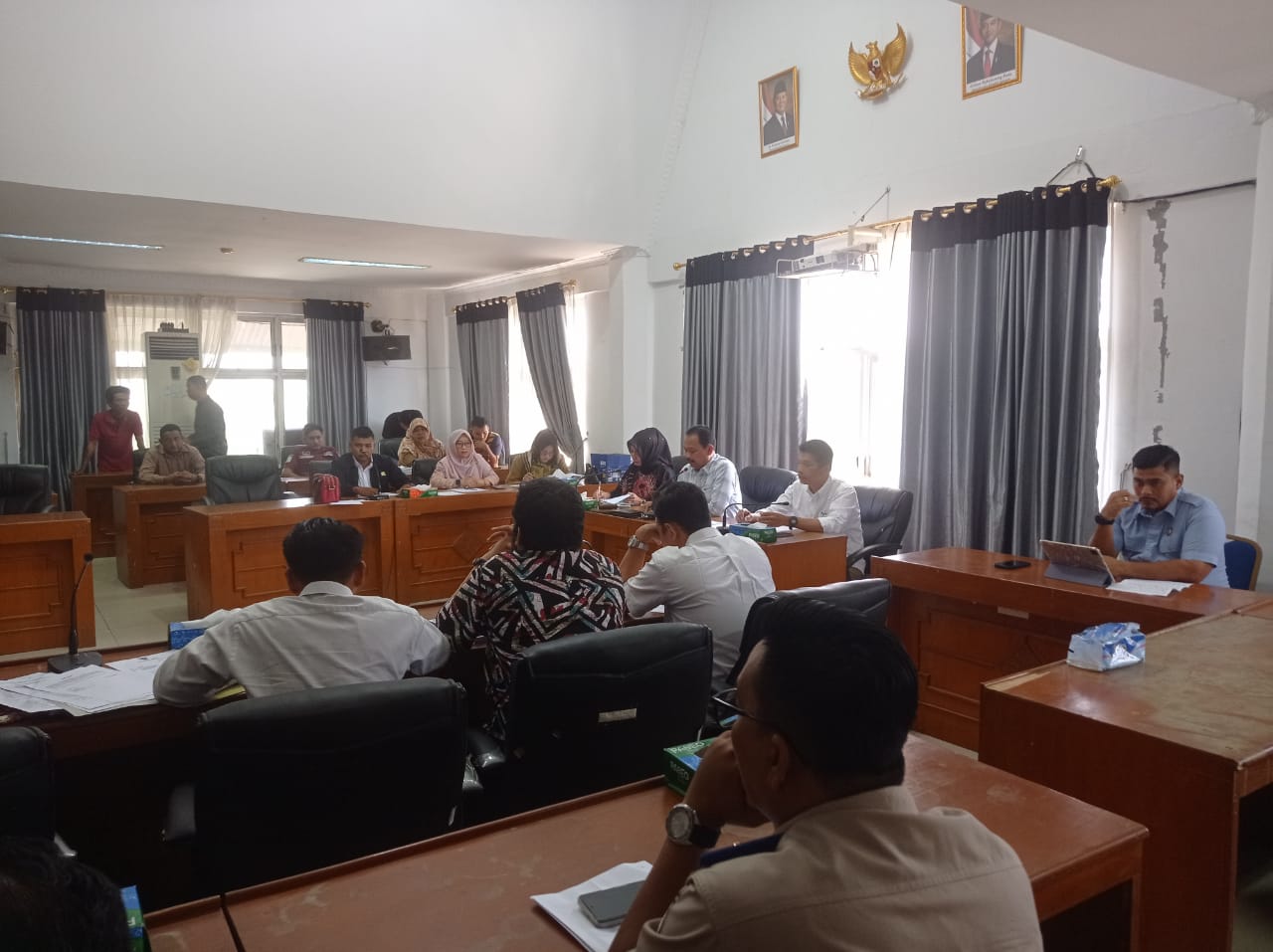 Kegiatan RDP Komisi I DPRK Aceh Tamiang terkait sengketa lahan antara masyarakat dengan PT Anugrah Sekumur, Selasa (4/3) di ruang Panggar DPRK.(Waspada/Yusri).