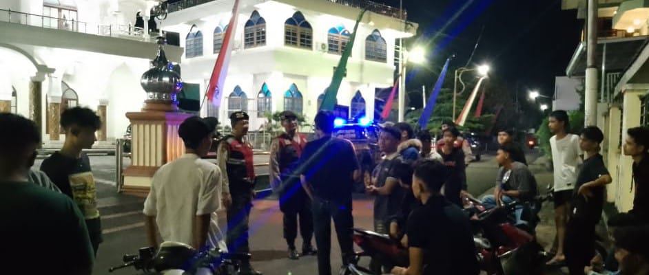 Polres Pematangsiantar melalui Sat Samapta menugaskan personel piket Sat Samapta melaksanakan KRYD dengan patroli asmara subuh di Masjid Raya, Jl. Masjid, Kel. Timbang Galung, Kec. Siantar Barat, Selasa (4/3) pukul 04:30.(Waspada-Ist).