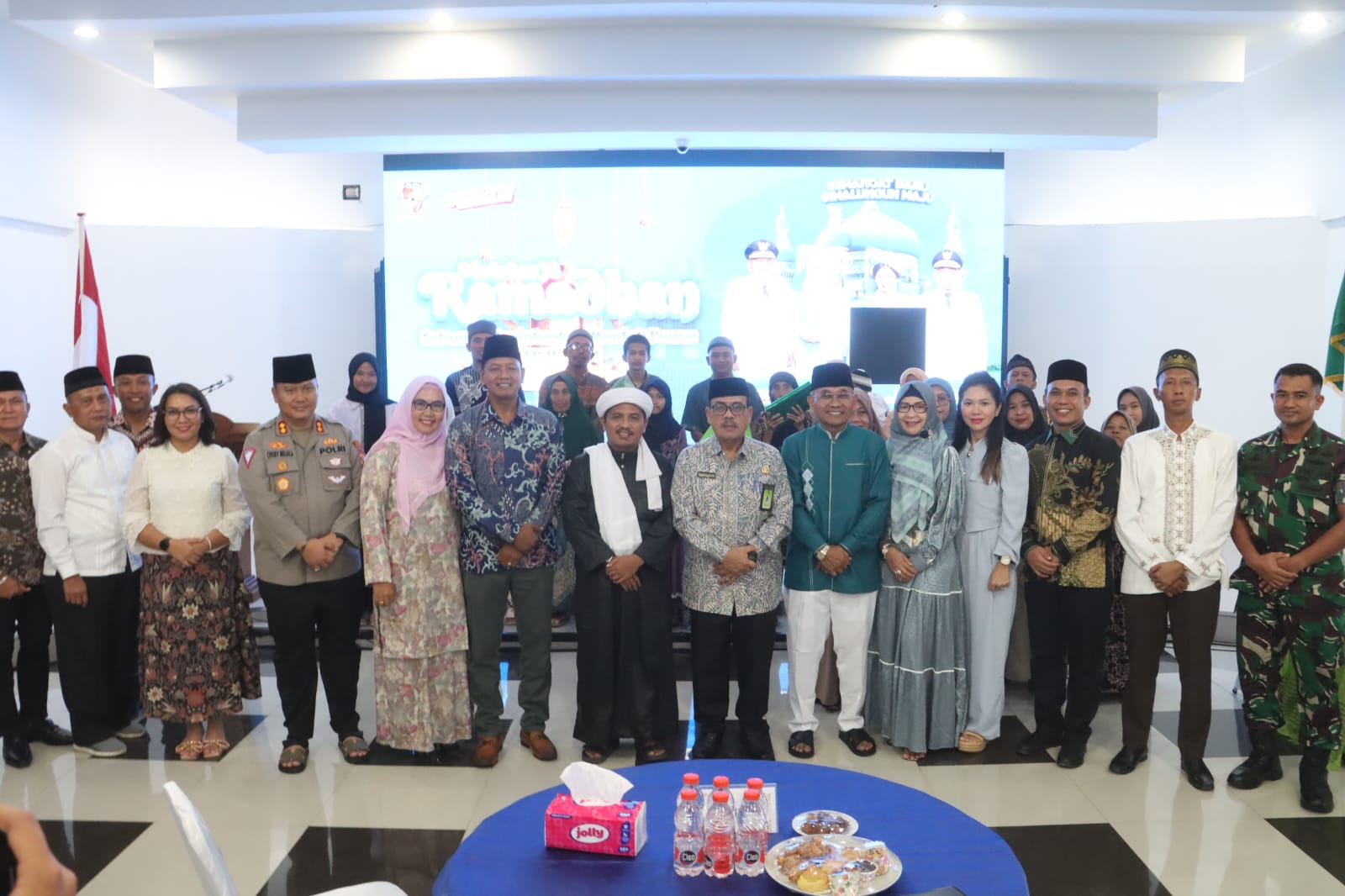 Kapolres Simalungun berbaur dengan pejabat dan tokoh masyarakat adalam acara silaturahmi dan buka puasa bersama di pendopo rumah dinas bupati Simalungun di Pamatangraya, Senin (3/3).(Waspada/ist).