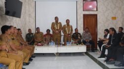 Bupati dan Wakil Bupati Toba bersama jajaran Forkopimdan dan pimpinan OPD saat menggelar pertemuan di ruang kerja Bupati Toba. Waspada/Ist