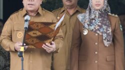 Wali Kota Pematangsiantar Wesly Silalahi untuk pertama kali bersama Wakil Wali Kota Herlina memimpin apel gabungan di jajaran Pemko di halaman Balai Kota dan berlanjut meninjau lingkungan Balai Kota, Selasa (4/3).(Waspada-Ist).