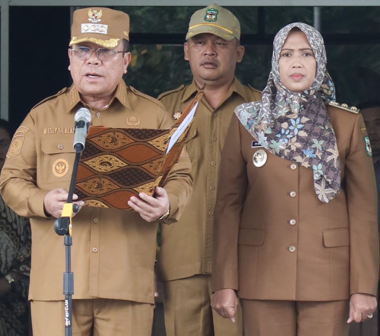 Wali Kota Pematangsiantar Wesly Silalahi untuk pertama kali bersama Wakil Wali Kota Herlina memimpin apel gabungan di jajaran Pemko di halaman Balai Kota dan berlanjut meninjau lingkungan Balai Kota, Selasa (4/3).(Waspada-Ist).