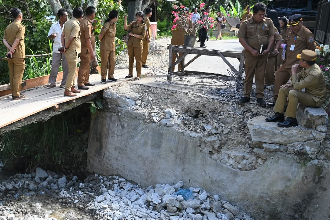 BUPATI Humbahas Oloan Paniaran Nababan (duduk) mendengar penjelasan dari Pimpinan OPD dan Masyarakat. Waspada/Ist