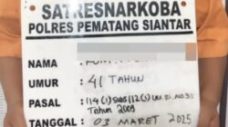 Polres Pematangsiantar melalui Sat Resnarkoba meringkus terduga pelaku memiliki narkotika jenis sabu-sabu, pria RFS, 41, di Jl. Melanthon Siregar, samping toko roti Neko Neko, Kel. Pardamean, Kec. Sianțar Marihat, Senin (3/4) pukul 22:30 dan menyita barang bukti sabu dan lainnya dari RFS.(Waspada-Ist).