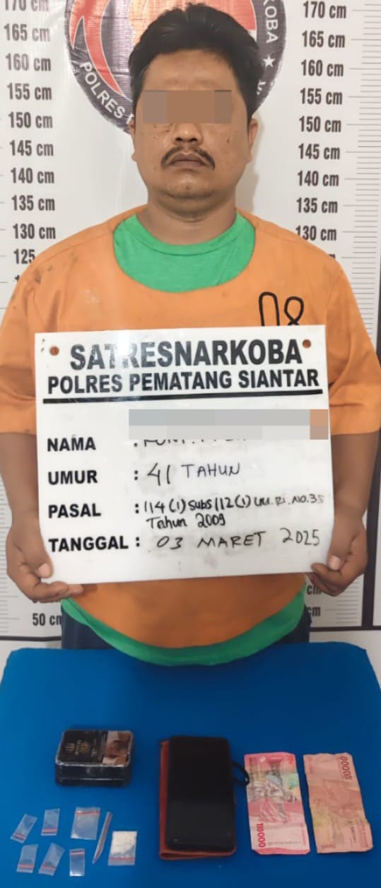 Polres Pematangsiantar melalui Sat Resnarkoba meringkus terduga pelaku memiliki narkotika jenis sabu-sabu, pria RFS, 41, di Jl. Melanthon Siregar, samping toko roti Neko Neko, Kel. Pardamean, Kec. Sianțar Marihat, Senin (3/4) pukul 22:30 dan menyita barang bukti sabu dan lainnya dari RFS.(Waspada-Ist).