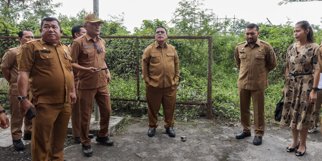 Wali Kota Pematangsiantar Wesly Silalahi (tiga kanan) dan Wakil Wali Kota Herlina serta mendampingi Sekda Junaedi Antonius Sitanggang dan sejumlah pimpinan OPD Pemko meninjau kondisi stadion Sangnaualuh di Jl. Stadion, Kel. Sukadame, Kec. Sianțar Utara, Selasa (4/3).(Waspada-Ist).