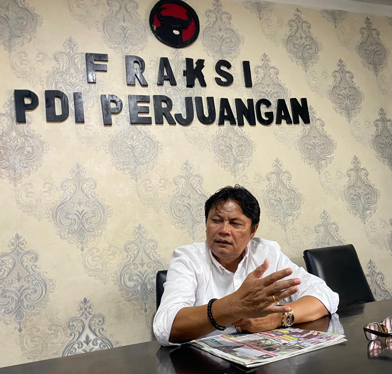 Ketua Fraksi PDI-P DPRD Deliserdang Antony Napitupulu saat menyampaikan keterangan kepada wartawan. (Waspada/Edward Limbong).