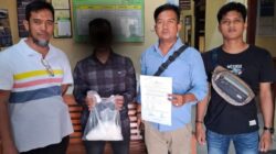 Tersangka RM bersama barang bukti sabu seberat 1 kg yang diamankan petugas Polsek Kita Baro Polresta Banda Aceh. (Waspada/Zafrullah)