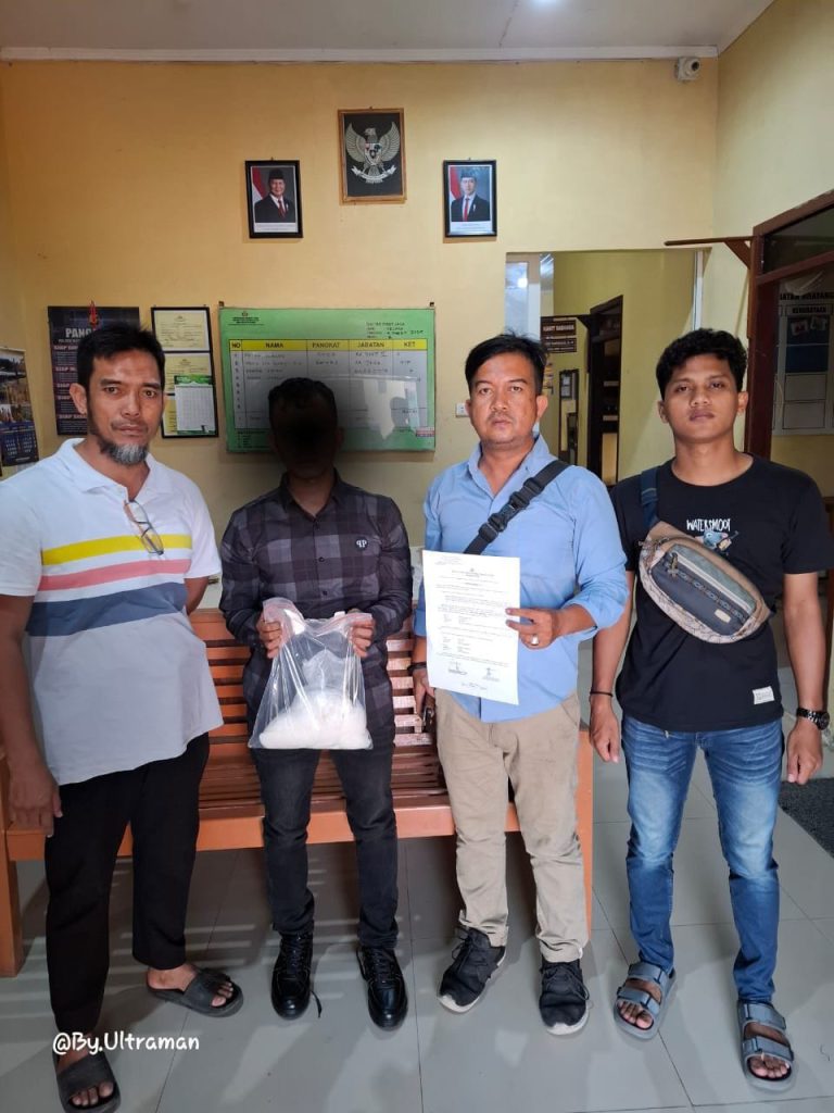 Tersangka RM bersama barang bukti sabu seberat 1 kg yang diamankan petugas Polsek Kita Baro Polresta Banda Aceh. (Waspada/Zafrullah)