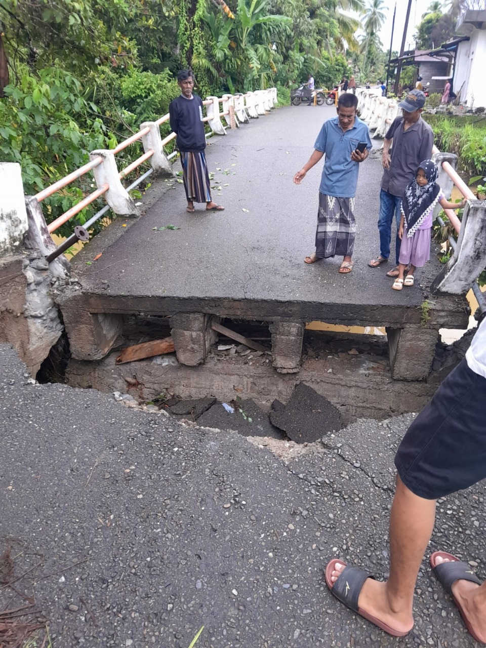 Jembatan Penghubung Antar Desa Di Abdya Putus Diterjang Banjir