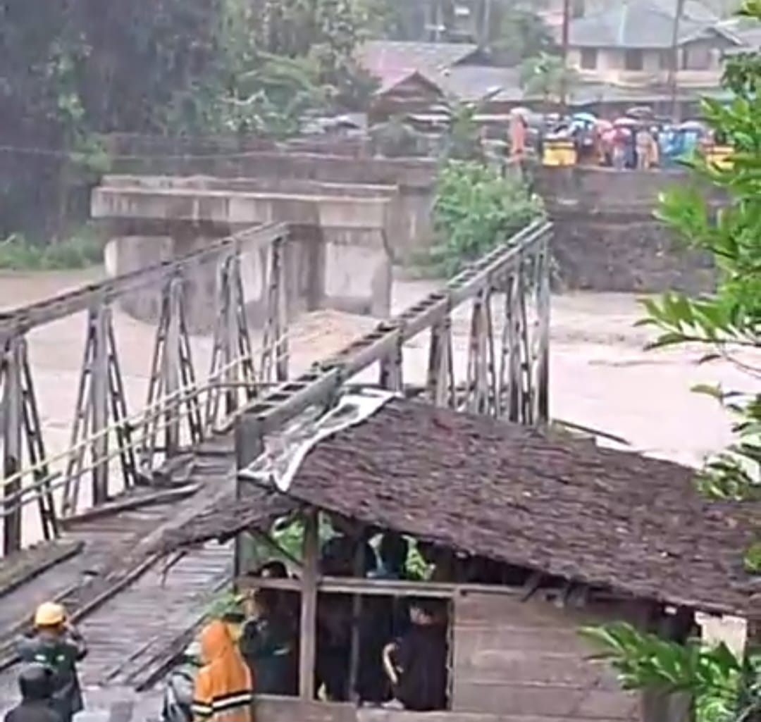 Jembatan Oyo Nisbar Putus Diterjang Banjir