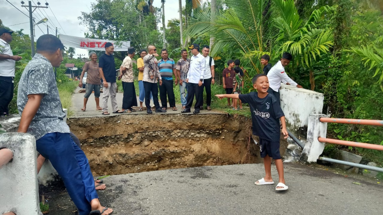 Tinjau Jembatan Putus, Ketua DPRK Abdya: Upayakan Penangan Darurat