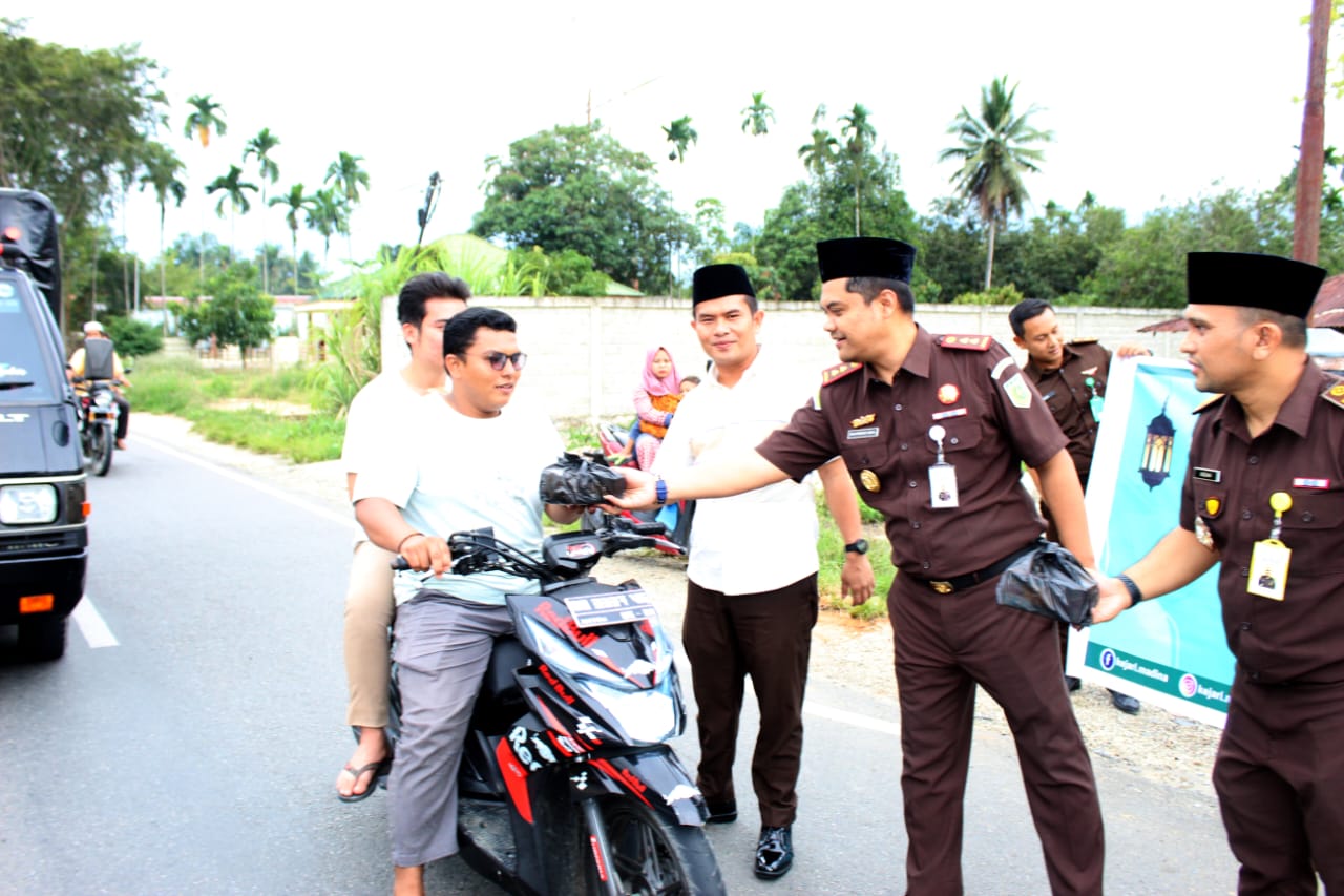 Kejari Madina Berbagi Takjil