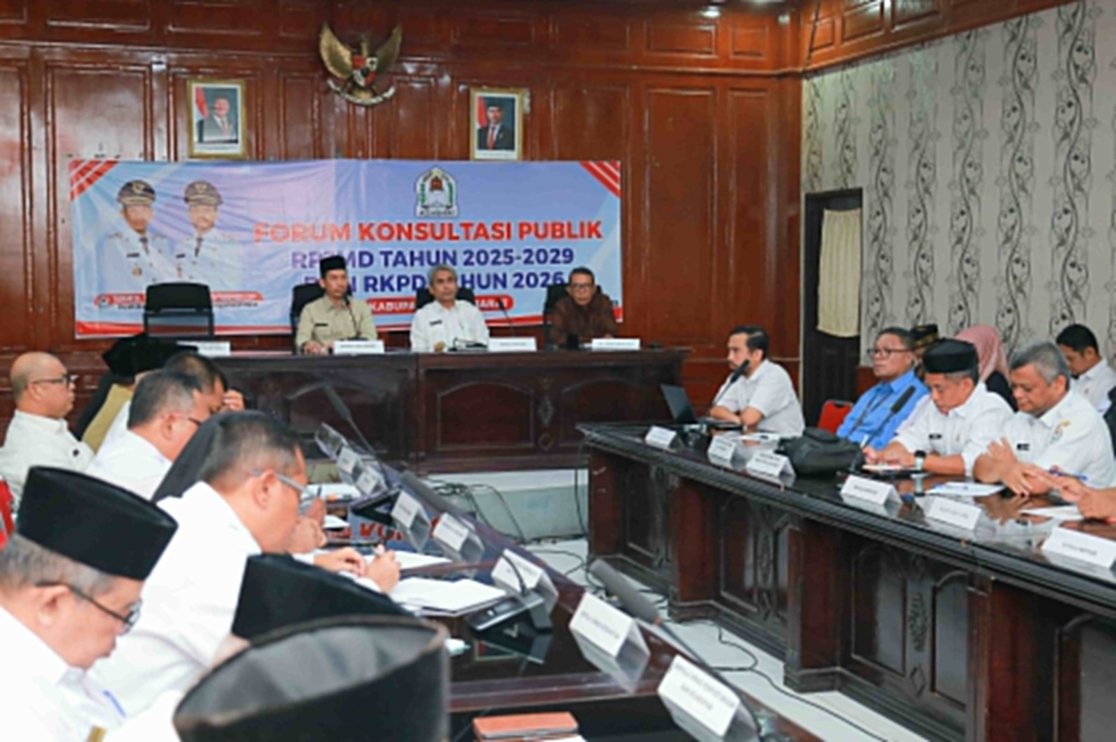 Bupati bersama SKPK melakukan rancangan awal Rencana Pembangunan Jangka Menengah Daerah (RPJMD) 2025-2029 dan Rencana Kerja Pemerintah Daerah (RKPD) 2026. Hal ini disampaikan dalam forum konsultasi publik yang digelar di aula cut nyak dhien Bappeda, Rabu (5/3).(Waspada/Muji Burrahman)