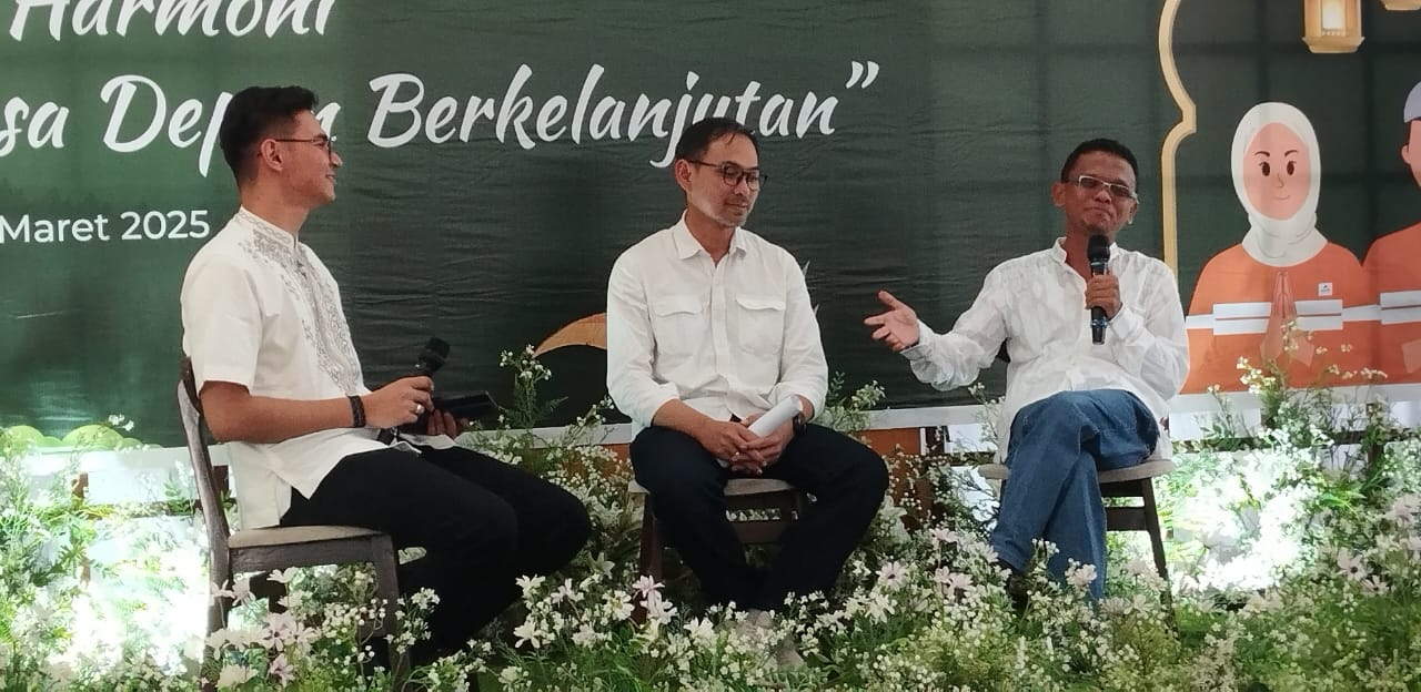 General Manager Operations & Deputy Director Operations PT AR, Rahmat Lubis, (kanan) memberikan penjelasan tentang bisnis berkelanjutan pada Talk Show dalam buka puasa bersama wartawan di Matahari Manggadua, Tapanuli Tengah, Selasa (4/3/2025). Waspada/Mohot Lubis