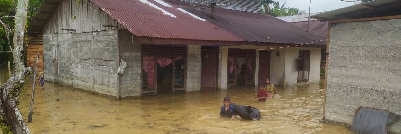 Rumah Warga yang terkena dampak banjir di Kabupaten Aceh Barat akibat hujan deras dan meluapnya Krueng Mereubo, Rabu (5/3).(Waspada/Ist)