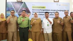 Wakil Bupati Madina, Atika Nasution photo bersama dengan peserta konsultasi publik dengan pihak TNBG. (Waspada/ist)