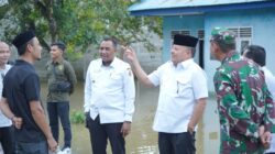 Bupati Nagan Raya Teuku Raja Keumangan didampingi Wakil Bupati Raja Sayang dan rombongan saat meninjau lokasi banjir Kecamatan Tadu Raya, Rabu (5/2).(Waspada/Muji Burrahman)