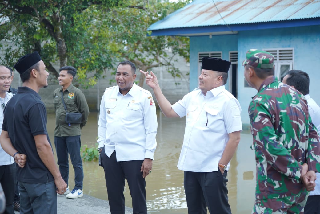 Bupati Nagan Raya Teuku Raja Keumangan didampingi Wakil Bupati Raja Sayang dan rombongan saat meninjau lokasi banjir Kecamatan Tadu Raya, Rabu (5/2).(Waspada/Muji Burrahman)