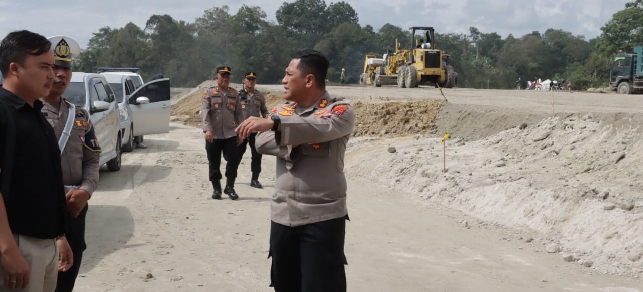 Kapolres Pematangsiantar AKBP Yugon Heroes Baruno mencek kesiapan ruas tol Simpang Panei dan Ringroad, Rabu (5/3), menjelang perayaan Hari Raya Idul Fitri 1446 H.(Waspada-Ist).