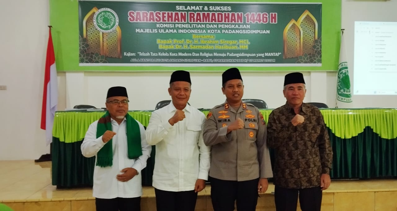 Ketua MUI Kota Padangsidimpuan ustadz Drs. H. Zulfan Efendi Hasibuan, MA (Kiri), Kapolres Padangsidimpuan AKBP Dr.Wira Prayatna SH, SIK, MH (2 kanan), Guru Besar UIN Syahada Padangsidimpuan Prof.Dr.Ibrahim Siregar, MCL (kanan) dan Dr.Sarmadan Hasibuan MM (2 kiri) foto bersama usai pembukaan Sarasehan Tata kelola Kota Modern dan Religius menuju Padangsidimpuan Mantap, Rabu (5/3/2025). Waspada/Mohot Lubis.