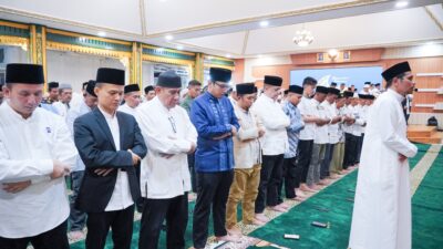 Salat Tarawih Dengan Jajaran Medan Sunggal, Rico Waas: Mari Berdoa Dan Satukan Frekuensi Bangun Medan