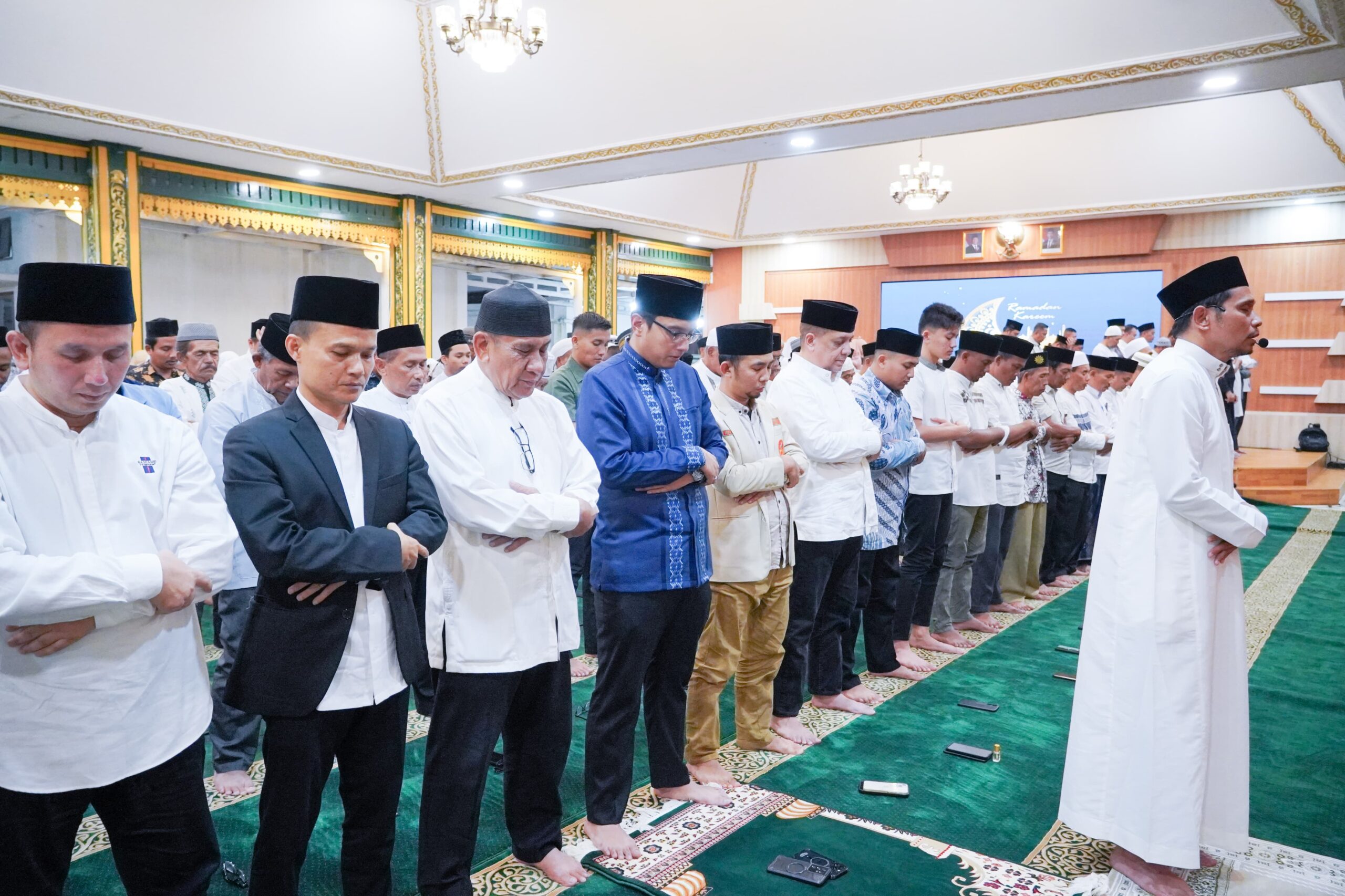 Salat Tarawih Dengan Jajaran Medan Sunggal, Rico Waas: Mari Berdoa Dan Satukan Frekuensi Bangun Medan