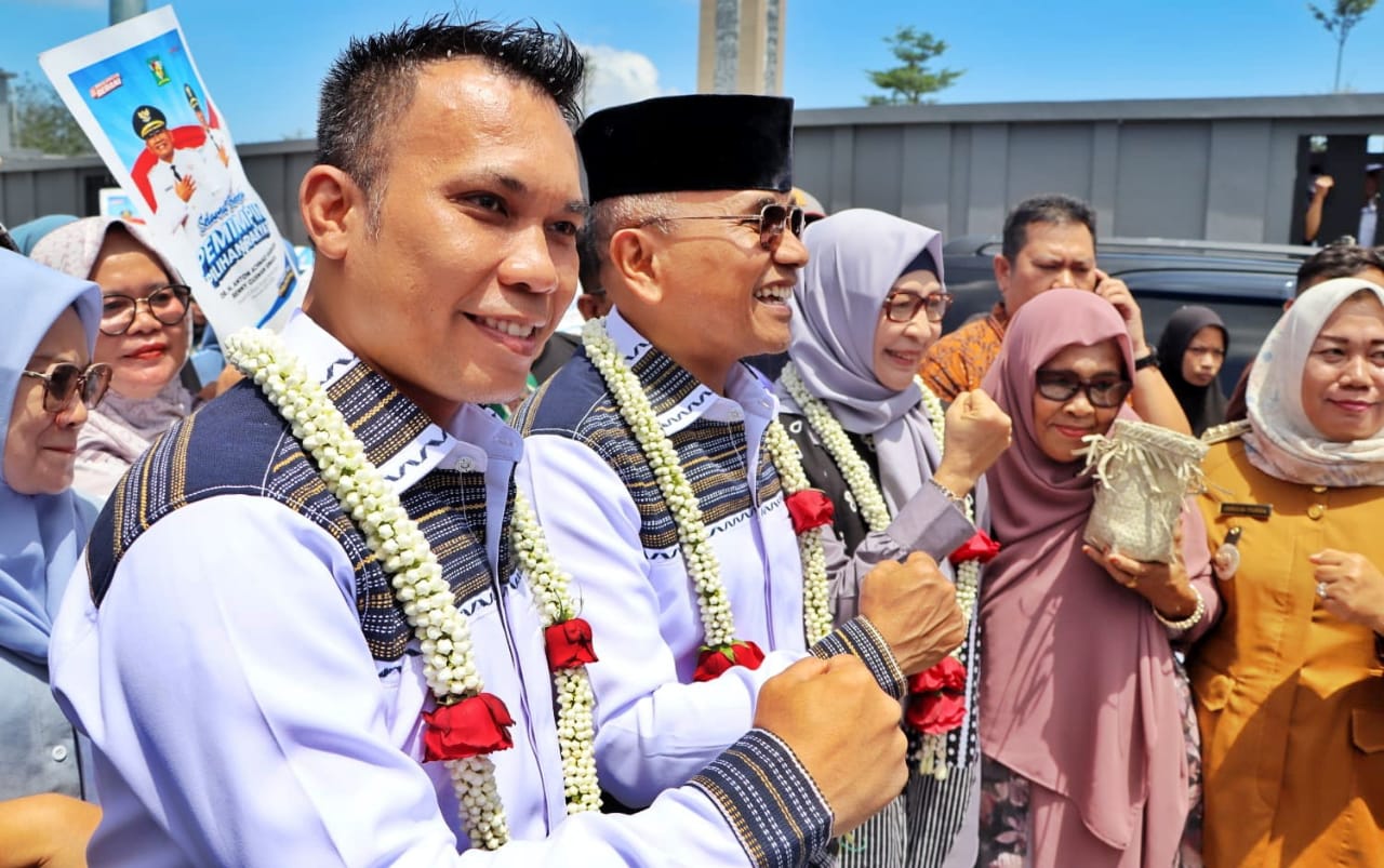 Bupati Simalungun dan Wakil Bupati saat disambut warga di pintu tol Sinaksak, Senin (3/3).(Waspada/ist).