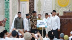 Wali Kota Banda Aceh Illiza Sa'aduddin Djamal di dampingi Wakil Wali Kota Afdhal Khalilullah menyerahkan bantuan Kemakmuran Masjid Taqwa Lhong Raya Banda Aceh dalam rangkaian safari Ramadhan di masjid setempat, Rabu (05/03/25) malam. (Waspada/T.Mansursyah)