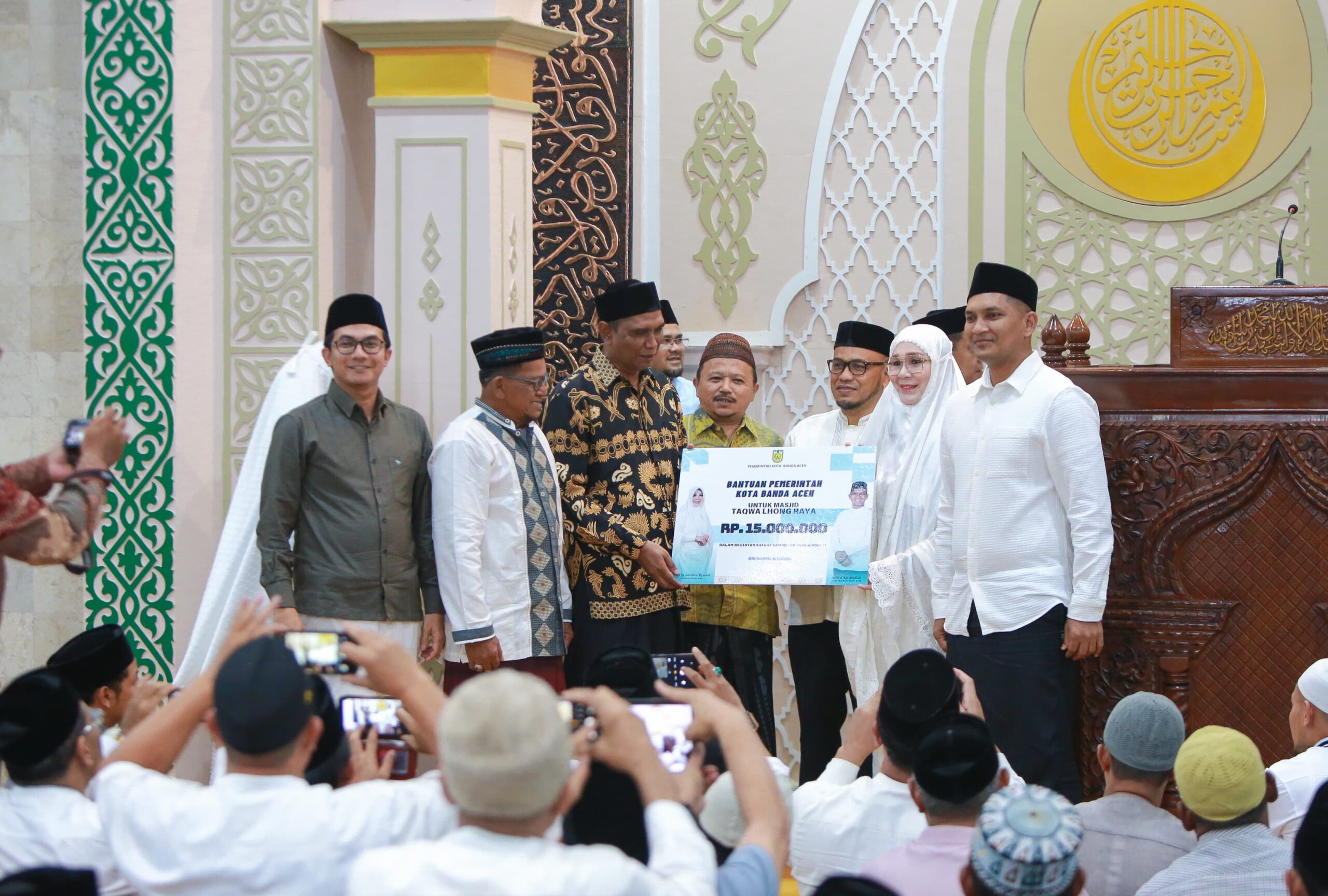 Wali Kota Banda Aceh Illiza Sa'aduddin Djamal di dampingi Wakil Wali Kota Afdhal Khalilullah menyerahkan bantuan Kemakmuran Masjid Taqwa Lhong Raya Banda Aceh dalam rangkaian safari Ramadhan di masjid setempat, Rabu (05/03/25) malam. (Waspada/T.Mansursyah)