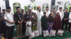   BUPATI Batubara Baharuddin Siagian dan Wakil Bupati Syafrizal saat memberikan santunan, bingkisan kepada anak yatim dan kaum duafha serta bantuan kepada BKM dalam kunjungan safari Ramadhan 1446 H ke Masjid Attaqwa Kelurahan Bagan Luar, Kecamatan Tanjungtiram dan foto bersama.Waspada/Iwan Has