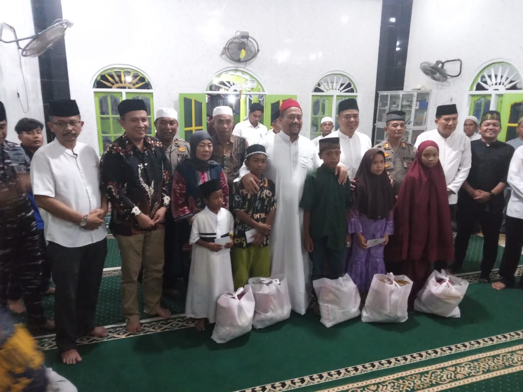   BUPATI Batubara Baharuddin Siagian dan Wakil Bupati Syafrizal saat memberikan santunan, bingkisan kepada anak yatim dan kaum duafha serta bantuan kepada BKM dalam kunjungan safari Ramadhan 1446 H ke Masjid Attaqwa Kelurahan Bagan Luar, Kecamatan Tanjungtiram dan foto bersama.Waspada/Iwan Has