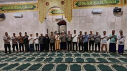 Kapolres Sergai AKBP Jhon Hery Sitepu diwakili Wakapolres Kompol Mukmin Rambe didampingi Kabag Ops Kompol Hendro Sutarno beserta jajaran foto bersama dengan jamaah sholat subuh di Masjid Al-Abrar. (Waspada/ist)