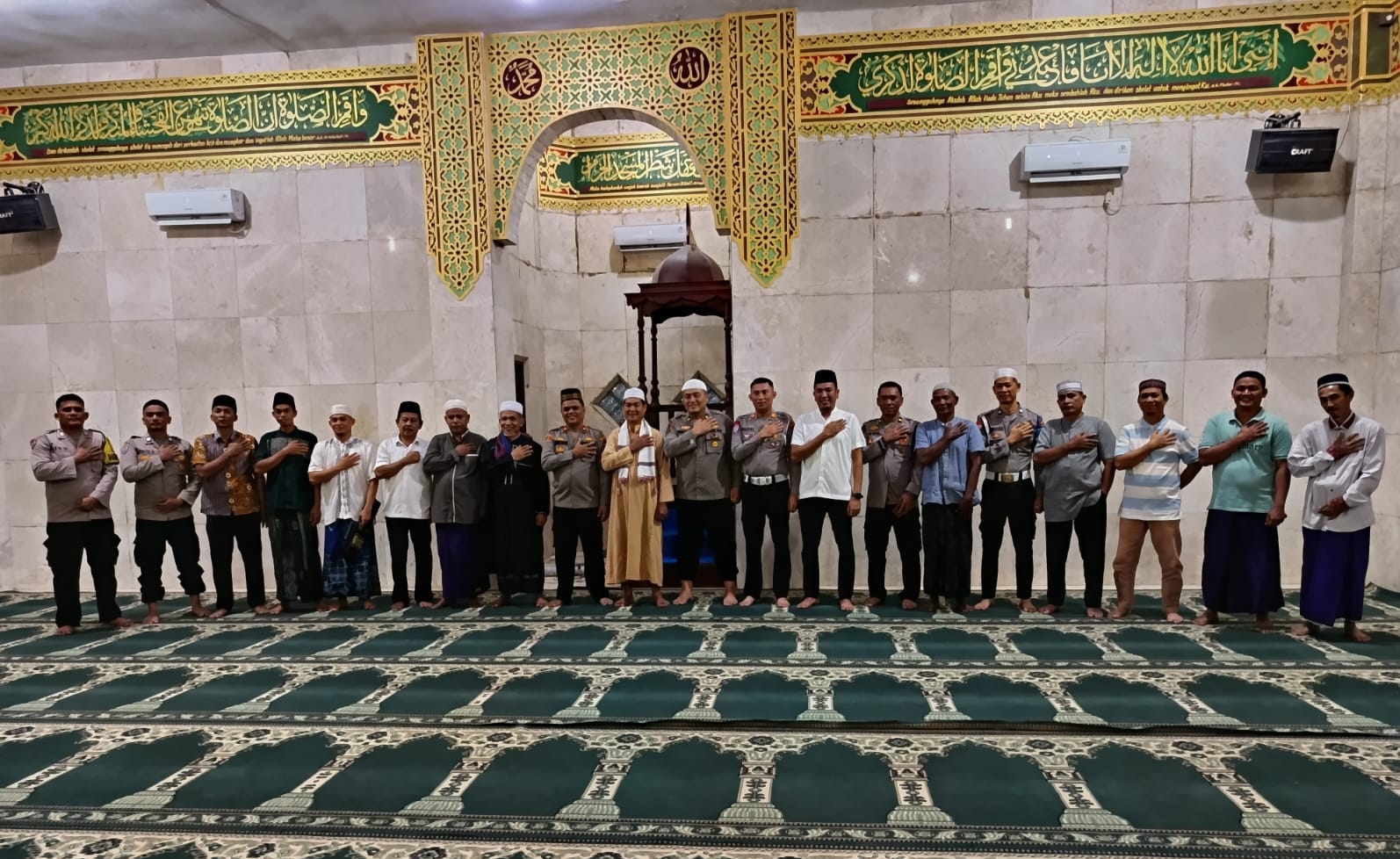 Kapolres Sergai AKBP Jhon Hery Sitepu diwakili Wakapolres Kompol Mukmin Rambe didampingi Kabag Ops Kompol Hendro Sutarno beserta jajaran foto bersama dengan jamaah sholat subuh di Masjid Al-Abrar. (Waspada/ist)