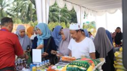 Terlihat warga sedang berbelanja di pasar murah yang diadakan di depan Mesjid Al-Fatih Kecamatan Binjai Timur. (Waspada/Ist).