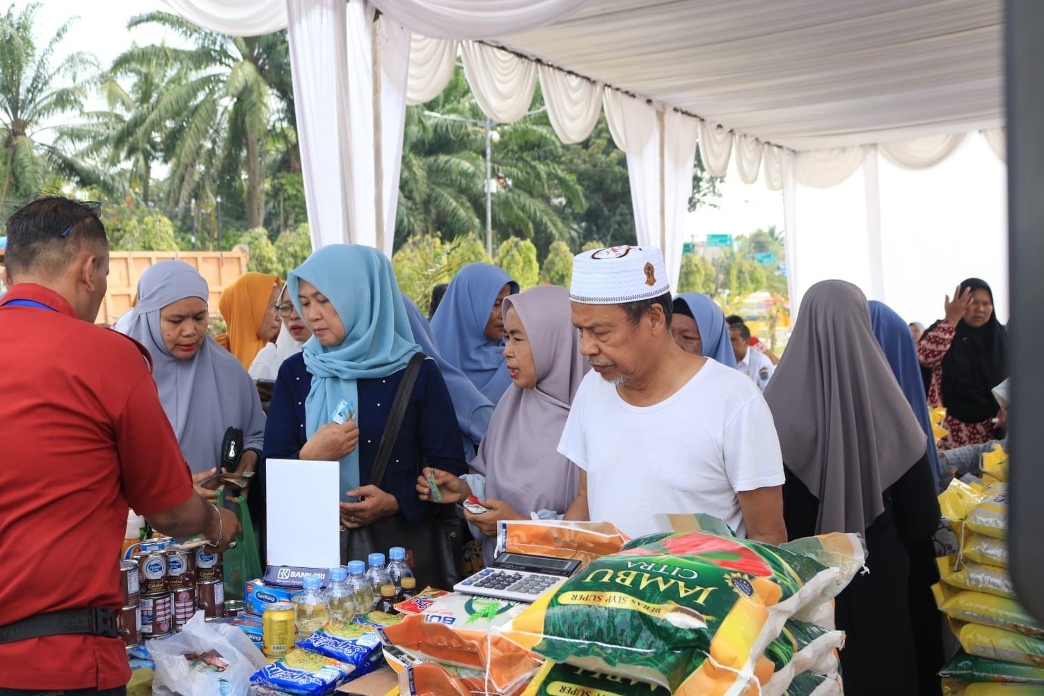 Terlihat warga sedang berbelanja di pasar murah yang diadakan di depan Mesjid Al-Fatih Kecamatan Binjai Timur. (Waspada/Ist).