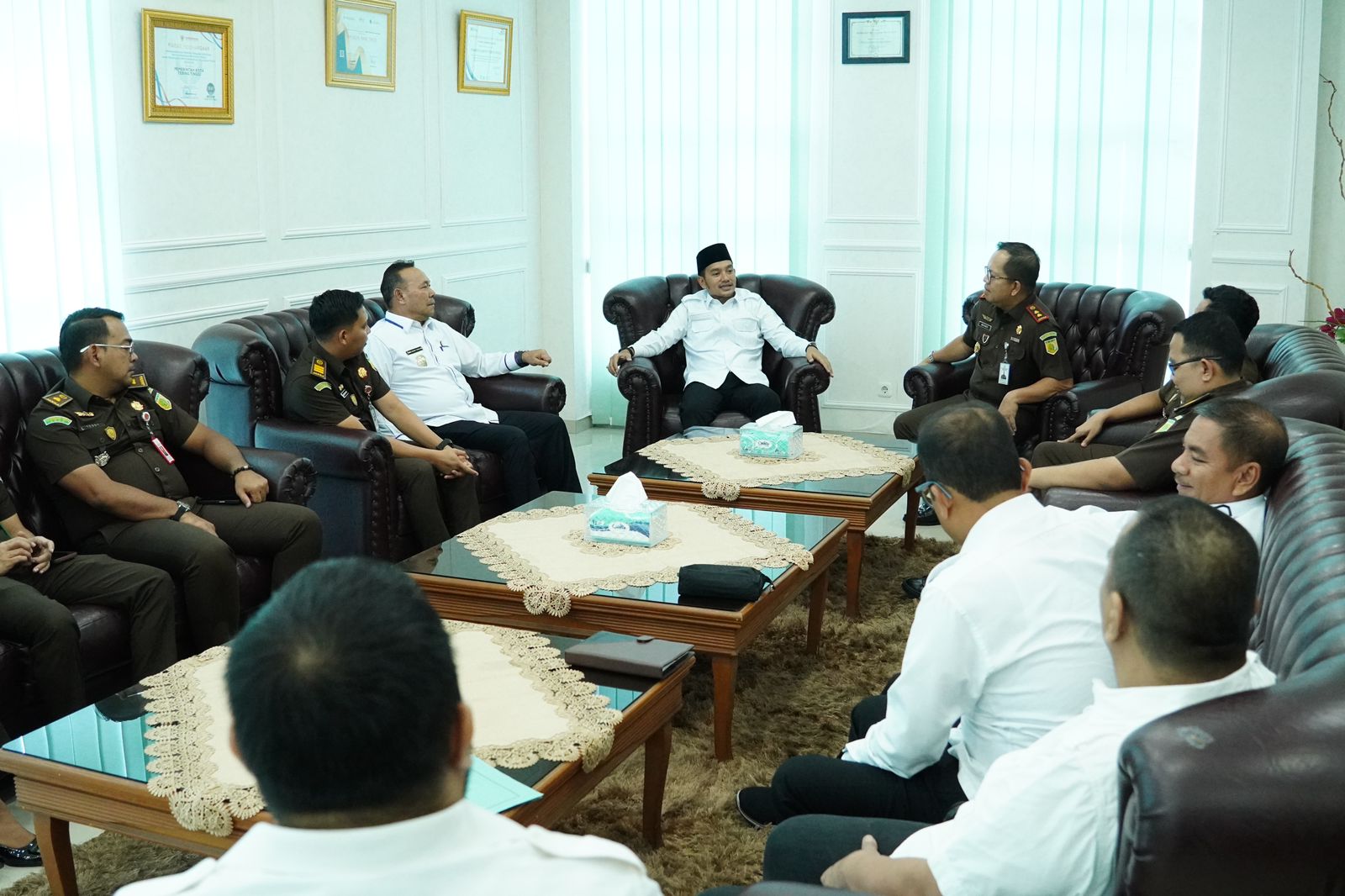 Wali Kota Tebingtinggi, H Iman Irdian Saragih saat menyambut Kajari Tebingtinggi, Muchsin di ruangannya pada acara penyerahan eks bangunan kantor Kejaksaan Negeri Tebingtinggi. Waspada/Ist