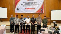 Komisioner Bawaslu Sumut dan Binjai, serta para narasumber foto bersama usai pelaksanaan rapat koordinasi evaluasi pengawasan. (Waspada/Ria Hamdani)