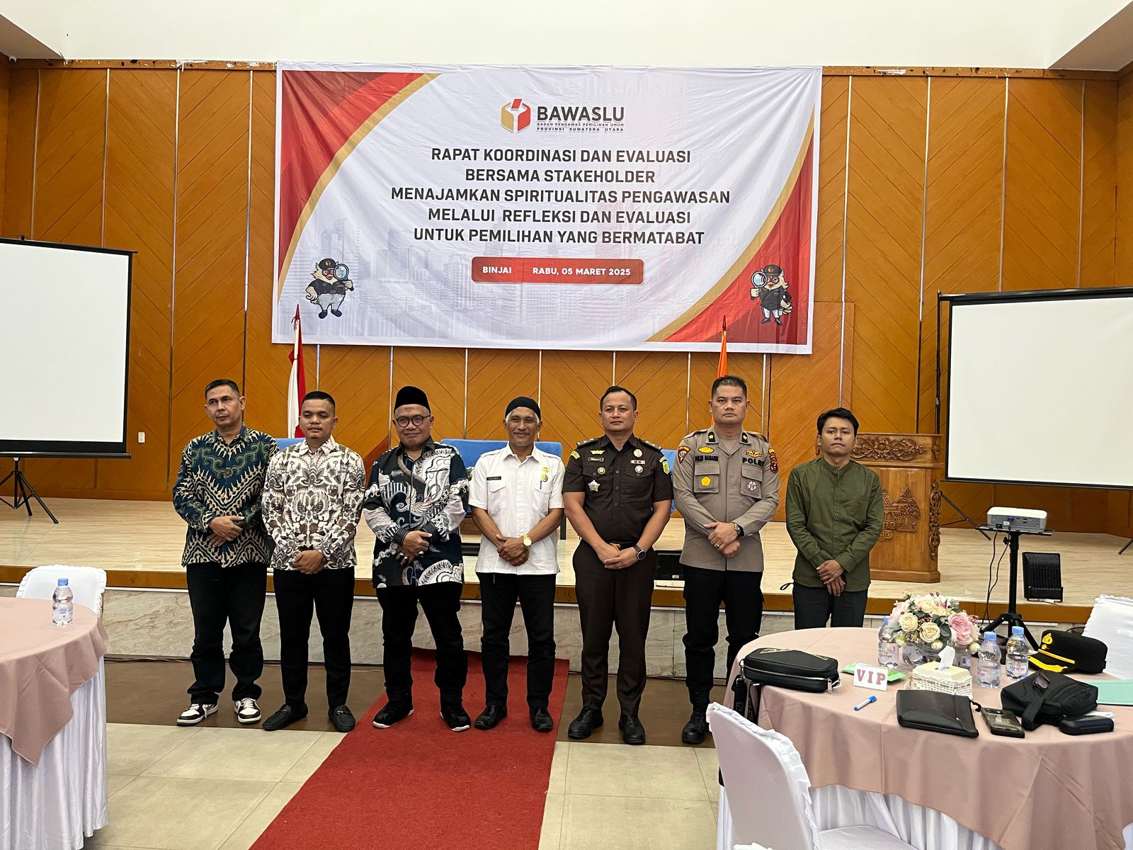 Komisioner Bawaslu Sumut dan Binjai, serta para narasumber foto bersama usai pelaksanaan rapat koordinasi evaluasi pengawasan. (Waspada/Ria Hamdani)