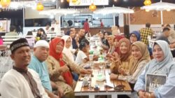 Arisan mantan PPK dan PPS Kecamatan Langsa Barat Pilkada 2024 'Ngopi Bareng' di malam Bulan Suci Ramadhan 1446 H/2025 M di salah satu Cafe di Kota Langsa, Rabu (5/3) malam. Waspada/Ist