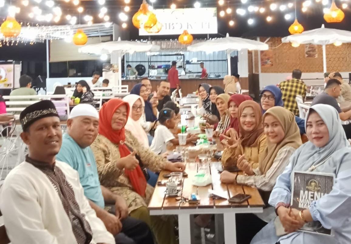 Arisan mantan PPK dan PPS Kecamatan Langsa Barat Pilkada 2024 'Ngopi Bareng' di malam Bulan Suci Ramadhan 1446 H/2025 M di salah satu Cafe di Kota Langsa, Rabu (5/3) malam. Waspada/Ist