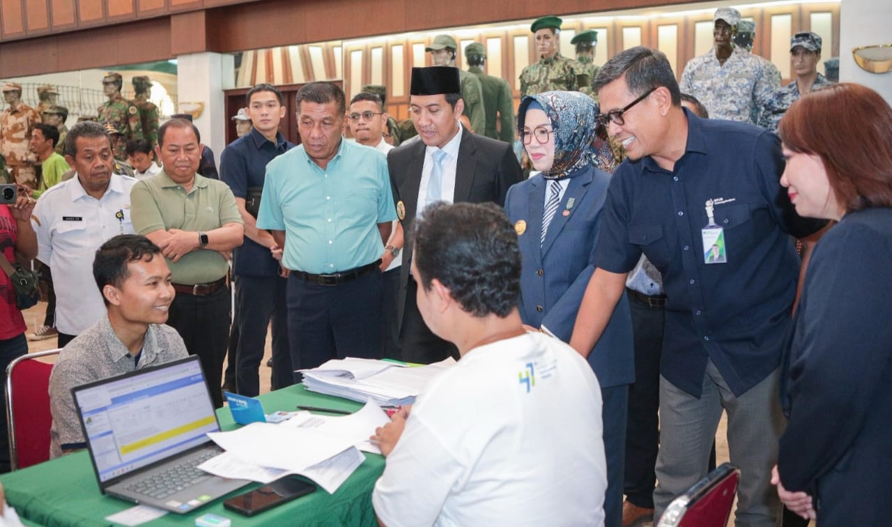 Direktur Utama BPJS Ketenagakerjaan, Anggoro Eko Cahyo saat memantau layanan prioritas klaim Jaminan Hari Tua (JHT) bagi karyawan PT Sritex yang terdampak Pemutusan Hubungan Kerja (PHK) di lokasi PT Sritex, Rabu (5/3/2025). Waspada/ist.