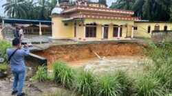 Bangunan Masjid Nurul Hikmah Kampung Danau, Dusun Kampung Beringin, Desa Asam Jawa, Kec. Torgamba, Kab. Labusel, nyaris roboh dihantam arus deras akibat hujan deras yang terjadi, pada Rabu (5/3/2025) malam.Waspada/Deni Daulay