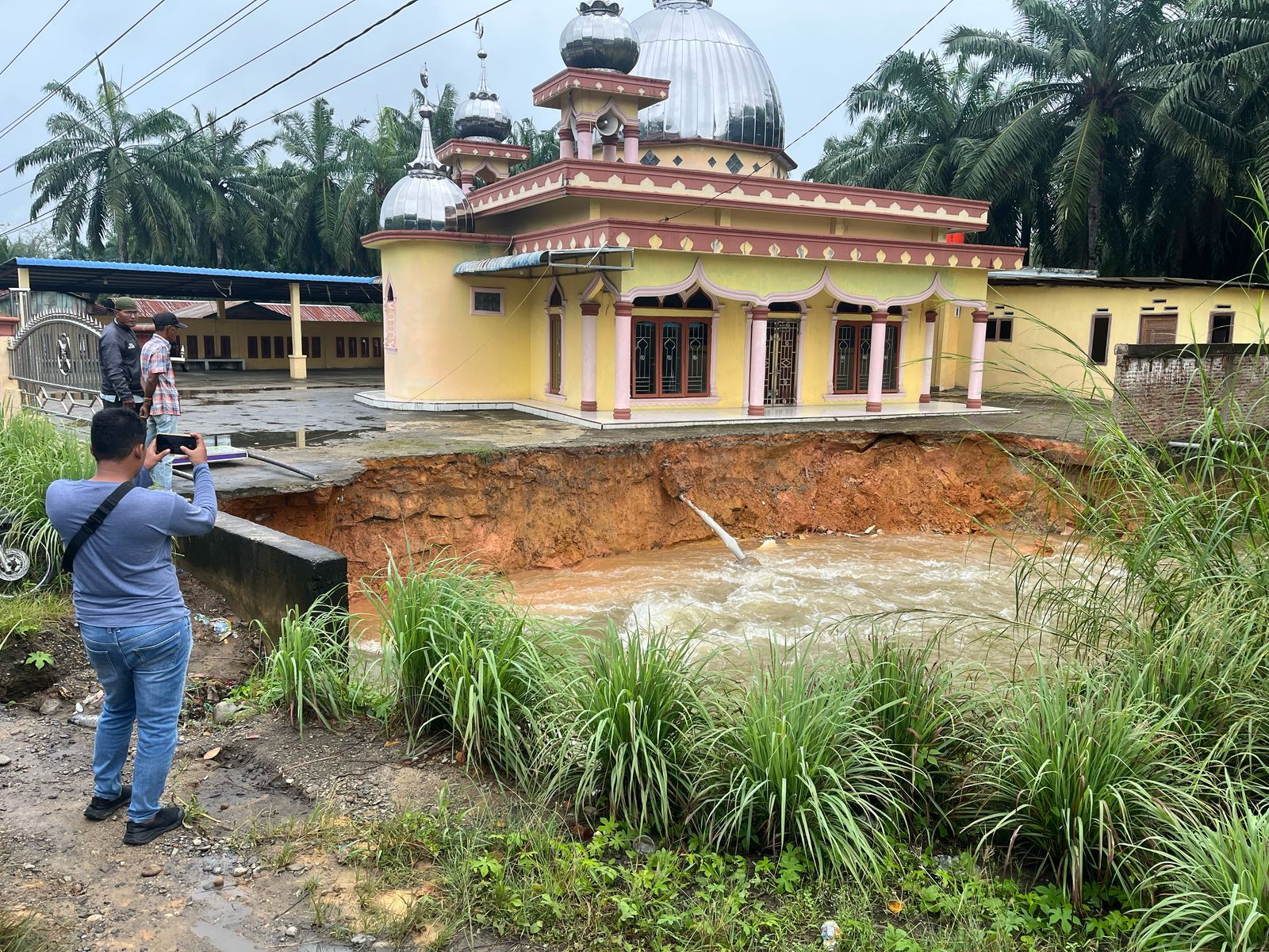 Hujan Deras Landa Labusel, Masjid Nurul Hikmah Torgamba Nyaris Roboh Diterjang Air