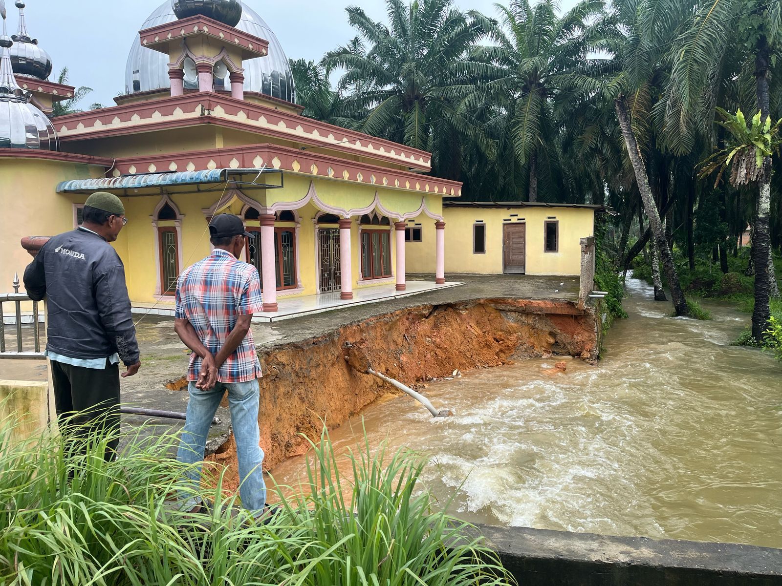 Hujan Deras Landa Labusel, Masjid Nurul Hikmah Torgamba Nyaris Roboh Diterjang Air