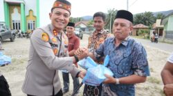 Kapolres Agara, AKBP R.Doni Sumarsono, S.I.K, M.H saat memberikan Takjil. Waspada/Seh Muhammad Amin